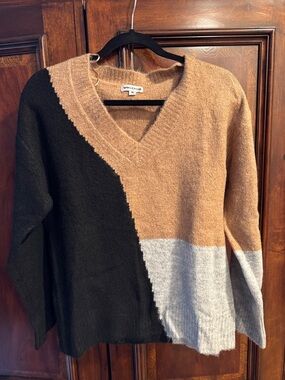 Vigoss Colorblock V-Neck Sweater - Camel, Black & Light Gray